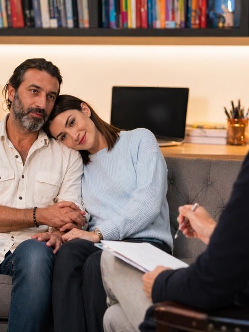 Pareja conversando con calma sobre los acuerdos para sus hijos