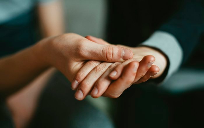 Dos manos unidas como símbolo de acuerdo en una separación