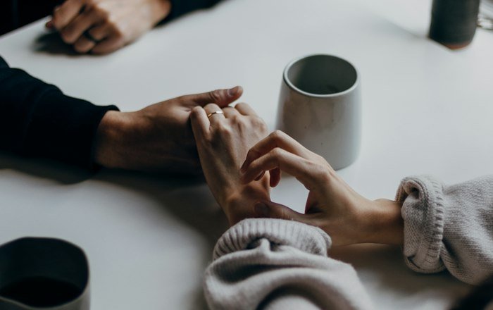 Persona buscando apoyo profesional para su relación de pareja
