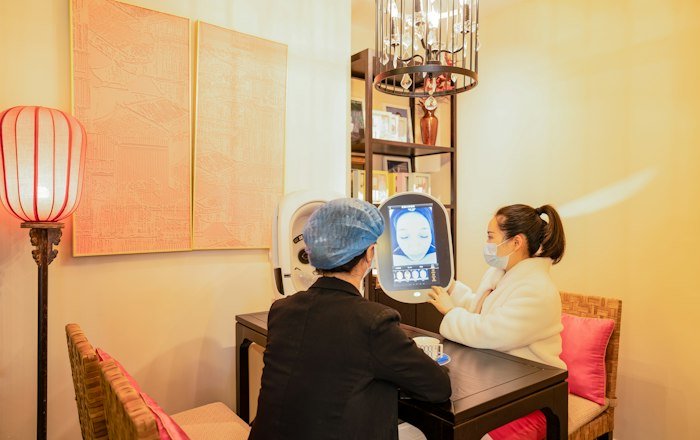 Pareja conectada por videollamada mientras viven en países distintos