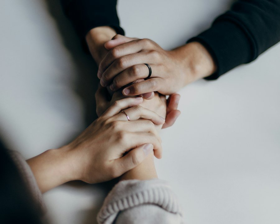 Manos de una pareja unidas como símbolo de confianza