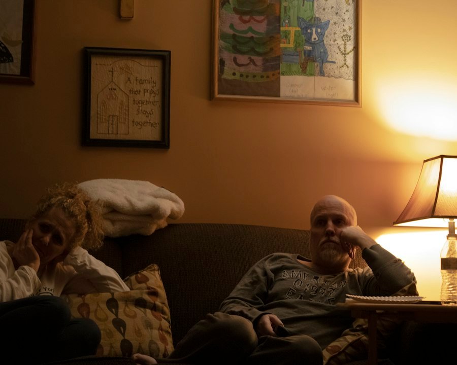 Pareja en sesión de terapia trabajando la confianza tras una infidelidad